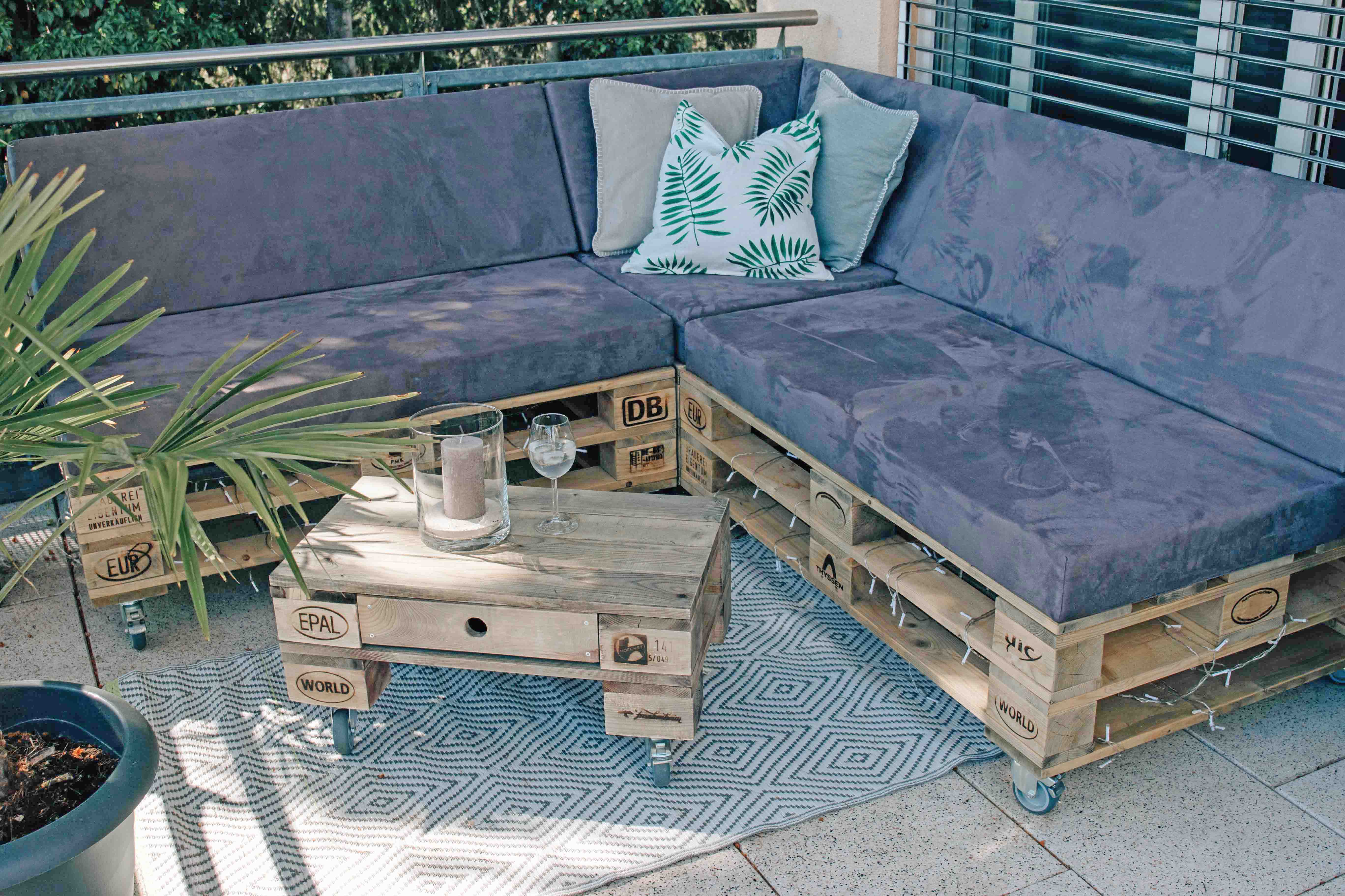 Bank-aus-Paletten-Palettenmmöbel-Lounge-Sofa